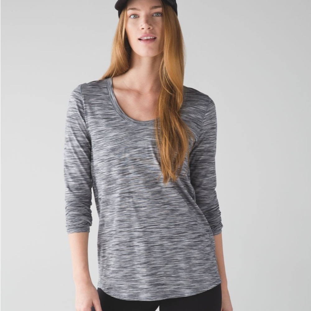 Lululemon Yogi Everyday Long Sleeve
4 Color Space Dye White Black size 8